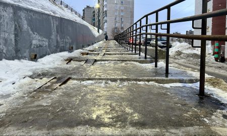 Обледеневший асфальт зимой