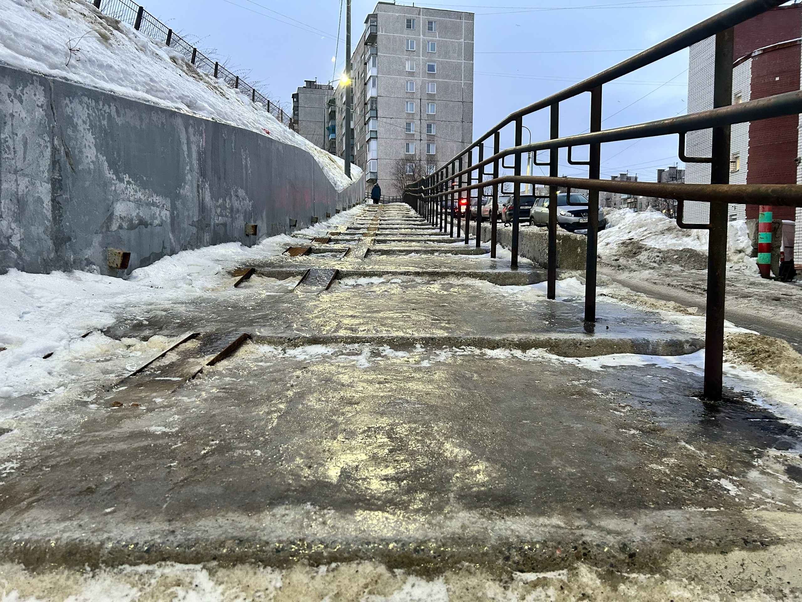 Обледеневший асфальт зимой