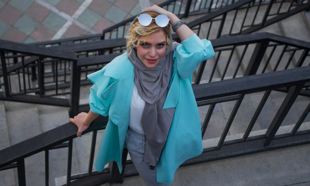 Девушка в ветровке