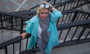 Девушка в ветровке