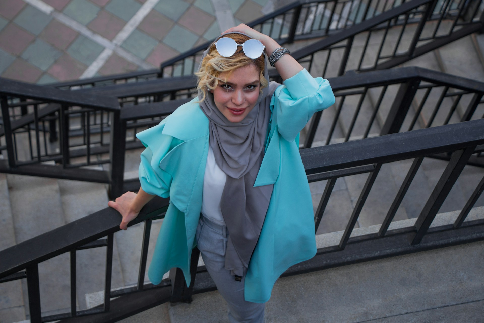 Девушка в ветровке