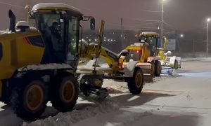 Спецтехника (грейдеры) убирает снег на ночных улицах Краснотурьинска после снегопада.