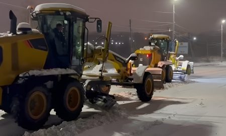 Спецтехника (грейдеры) убирает снег на ночных улицах Краснотурьинска после снегопада.