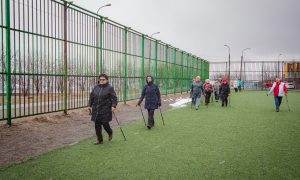 Люди занимаются скандинавской ходьбой