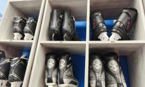 Хоккейные коньки на полке