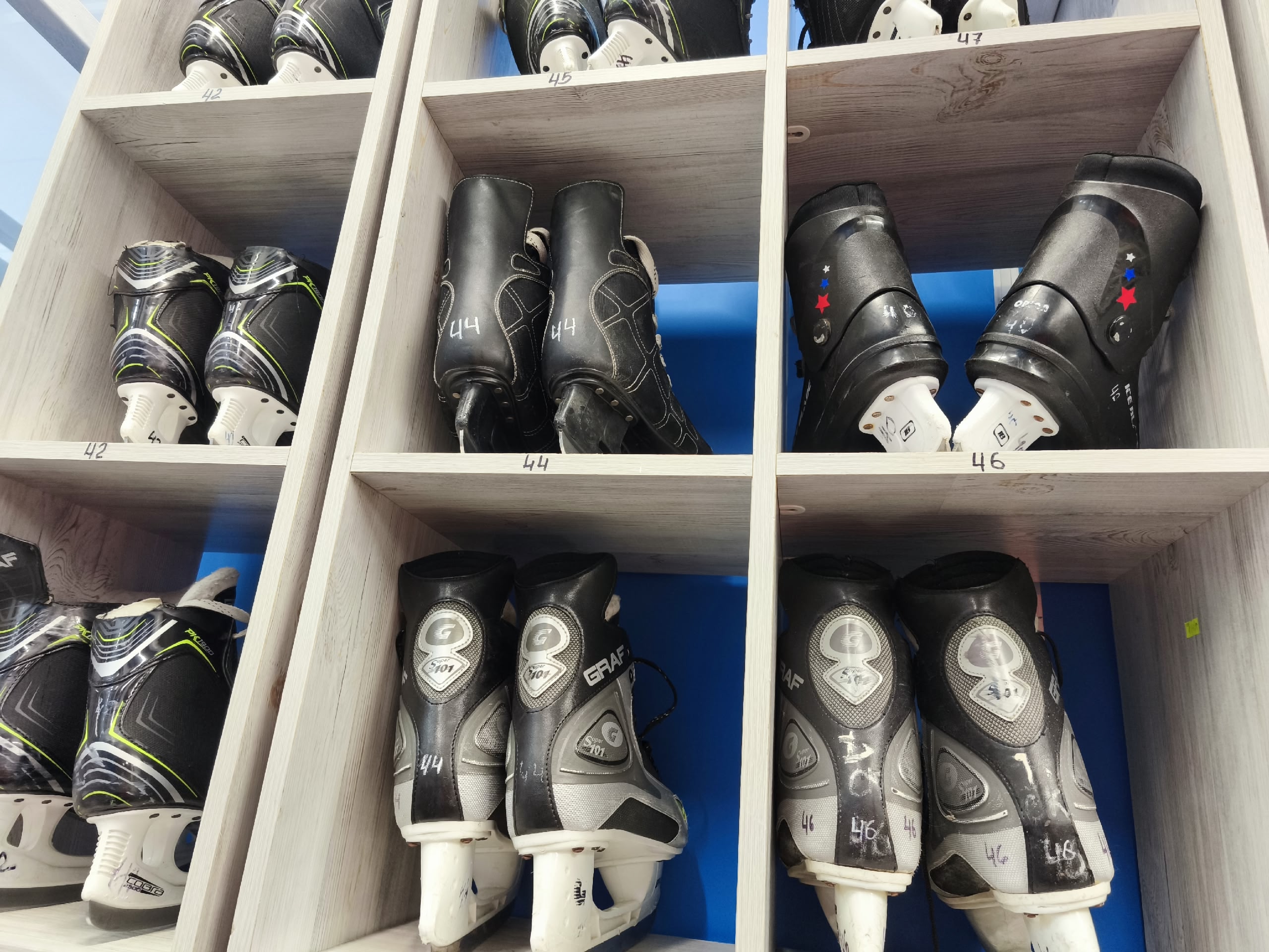 Хоккейные коньки на полке