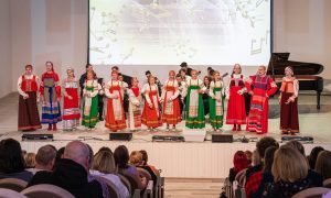 Хор выступает на сцене