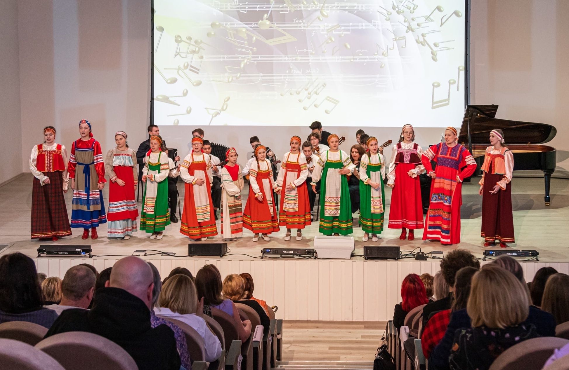 Хор выступает на сцене