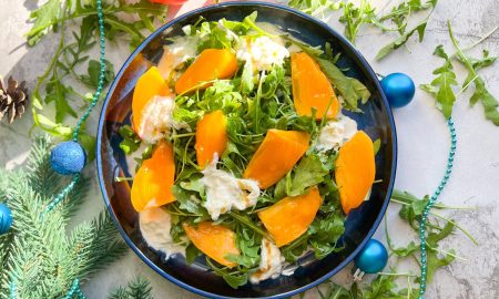 На тарелке салат