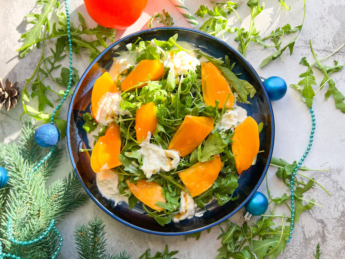 На тарелке салат