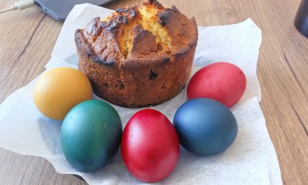 Пасхальный кекс и яйца