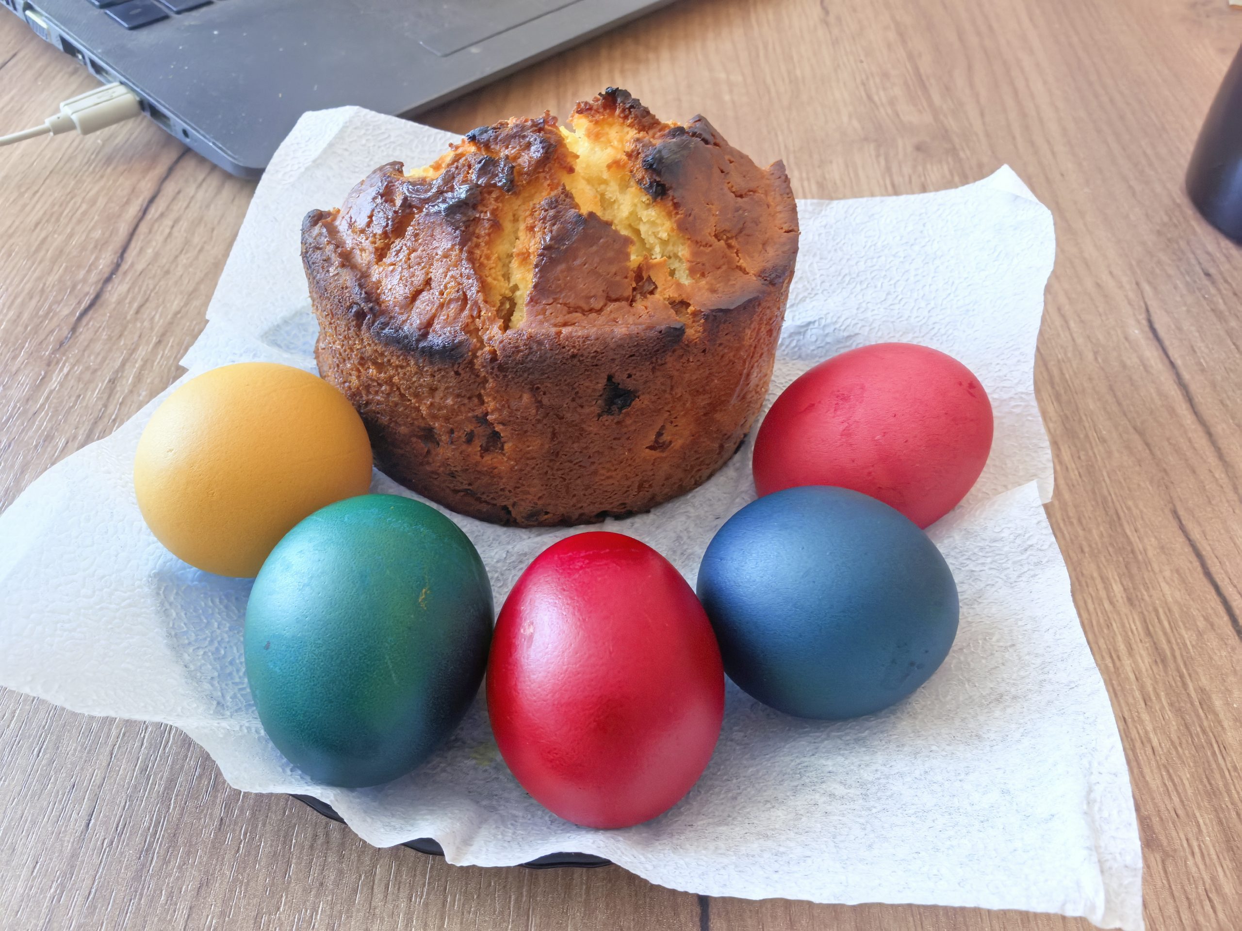 Пасхальный кекс и яйца