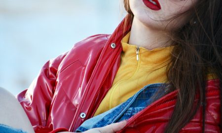 Девушка в красной куртке