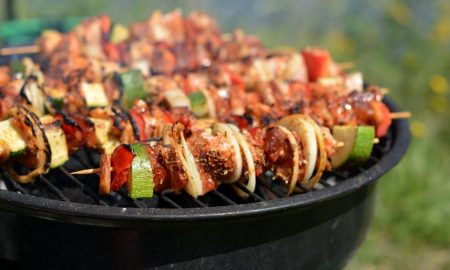 шашлык жарят