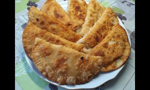 чебуреки на тарелке