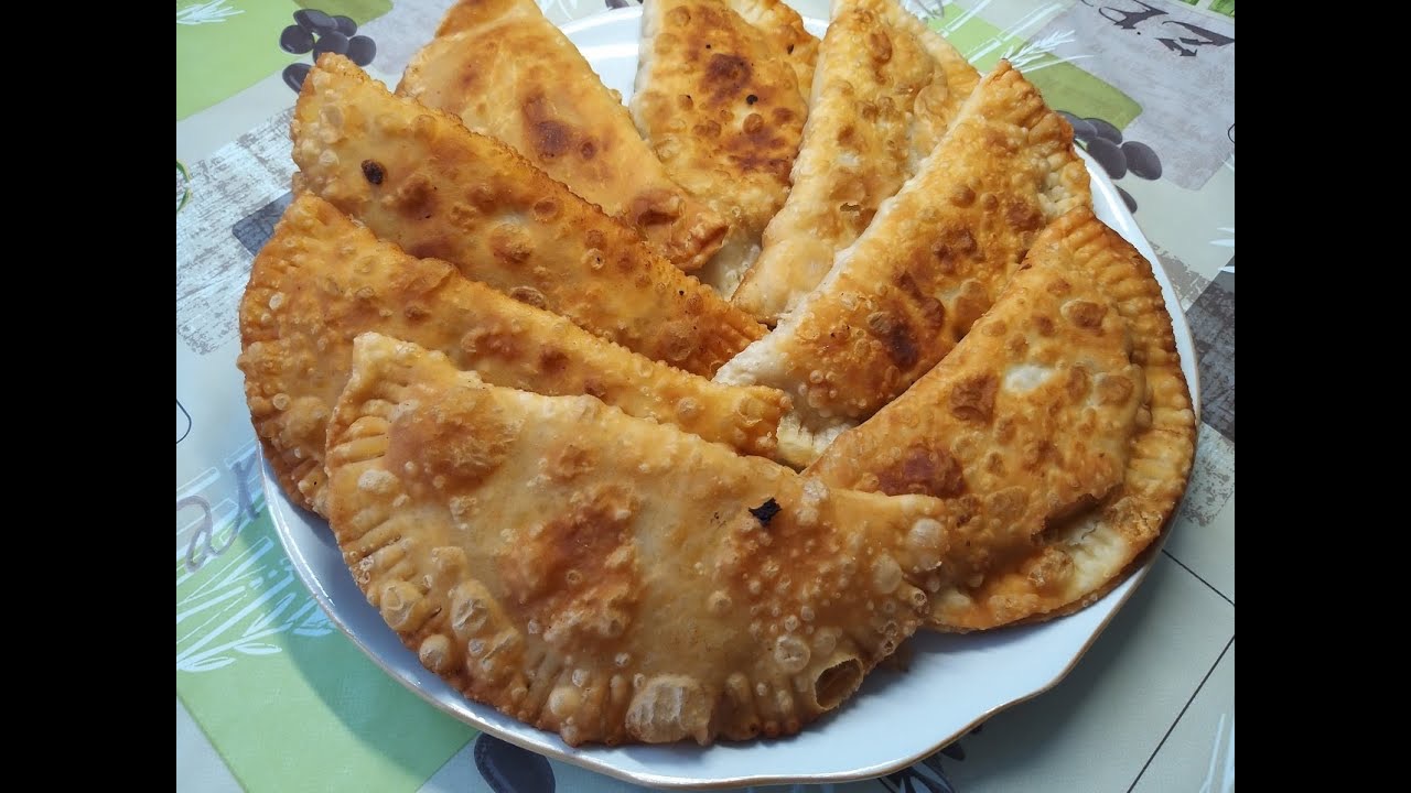 чебуреки на тарелке