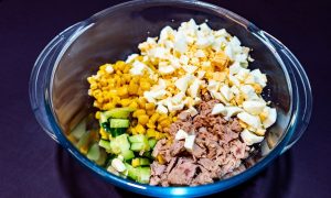 салат с тунцом и яйцом