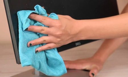 протирает монитор компьютера