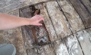 деревянный пол сгнил