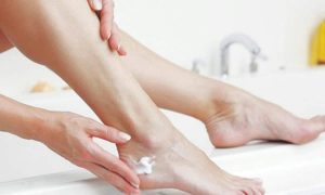 мажет пятки кремом