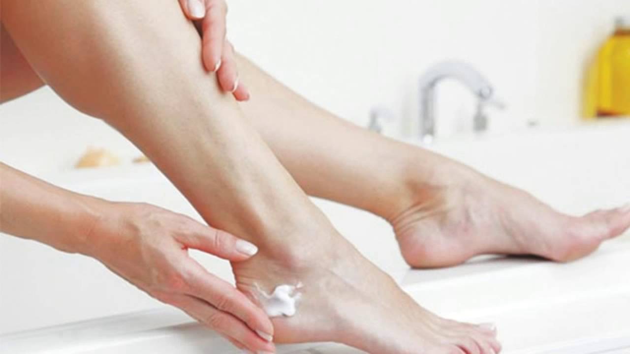 мажет пятки кремом