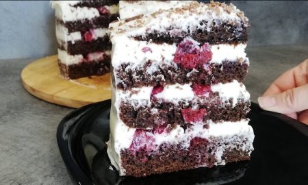 шоколадный торт с вишней