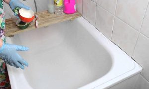 моет ванную