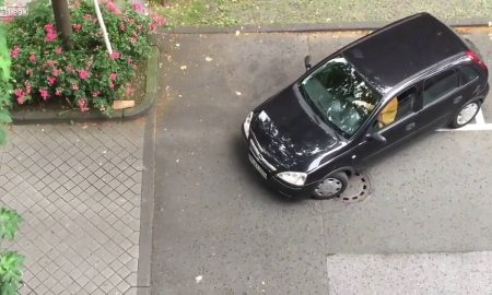 автомобиль паркуется