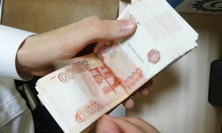 деньги в руке