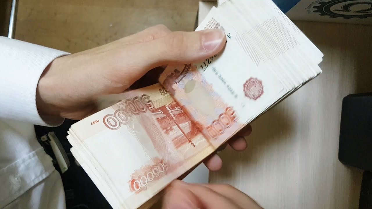 деньги в руке