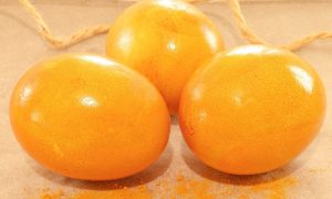 яйца., окрашенные куркумой