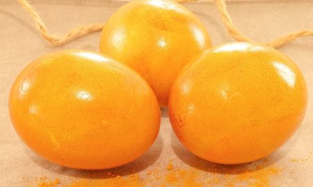 яйца., окрашенные куркумой