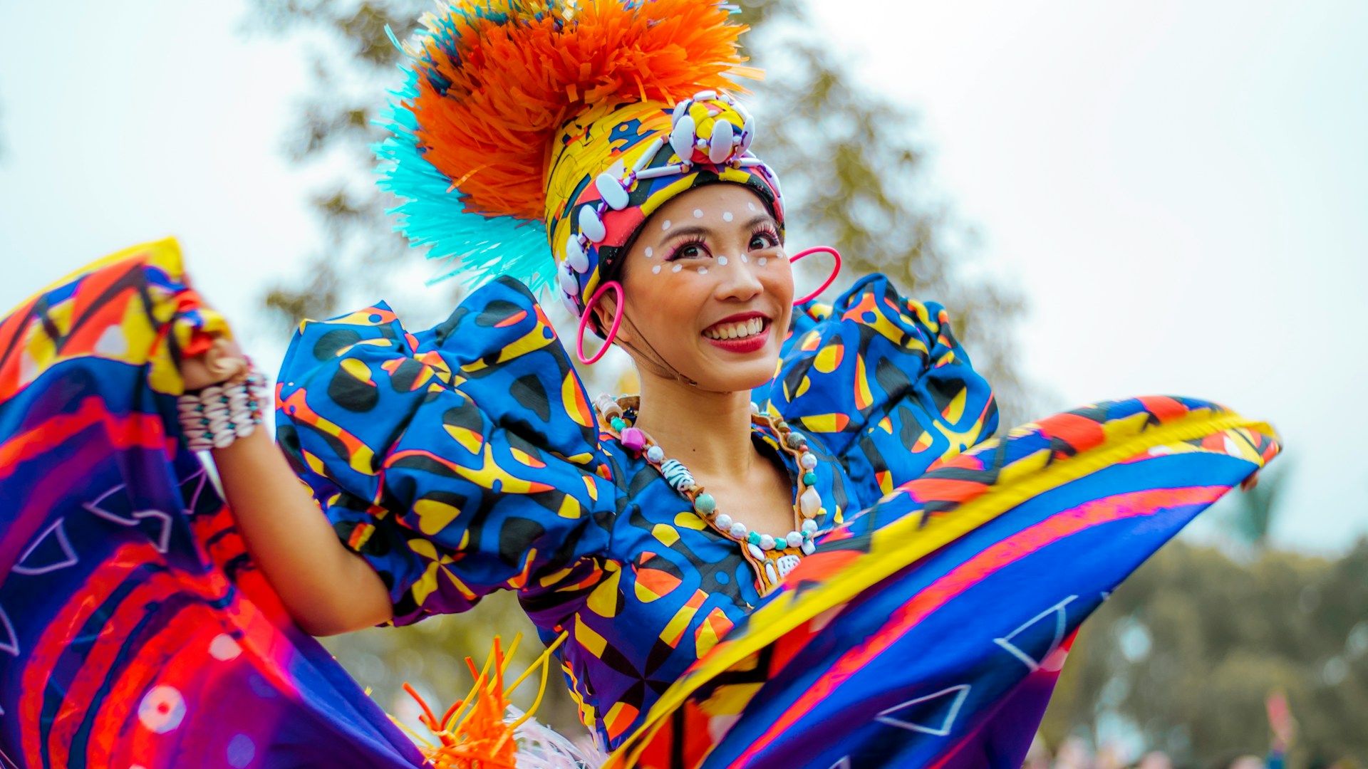 Разноцветная девушка