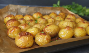 На пергаменте лежит картофель