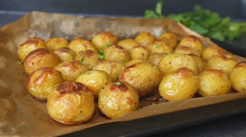 На пергаменте лежит картофель