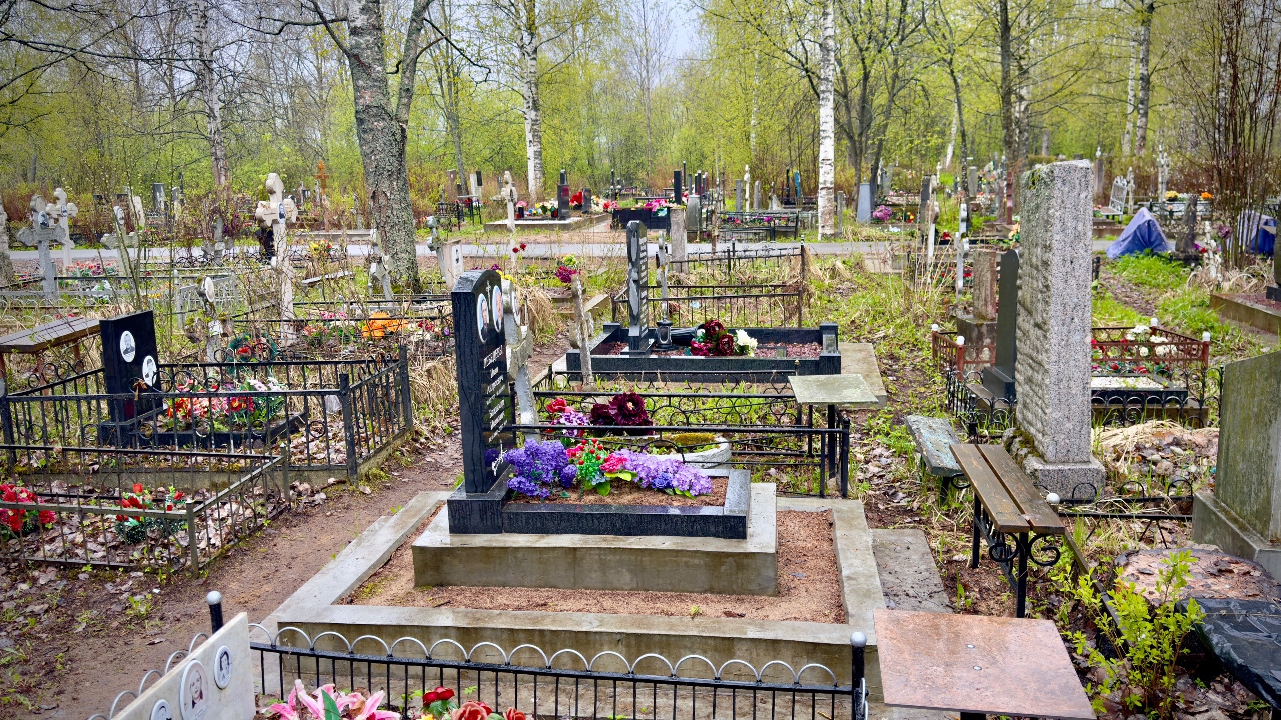 Могилы на кладбище весной