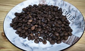 Зерна кофе в тарелке