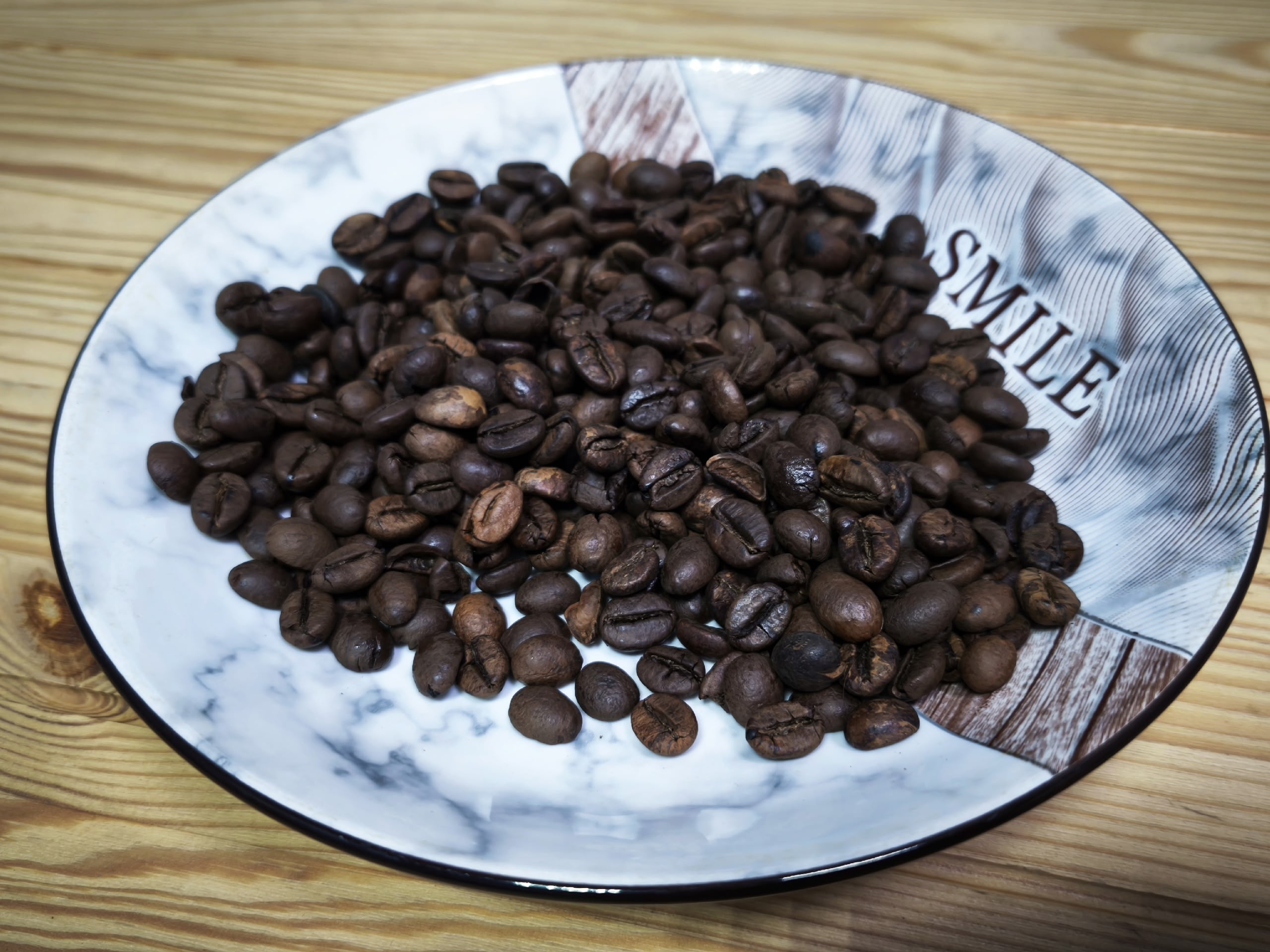 Зерна кофе в тарелке