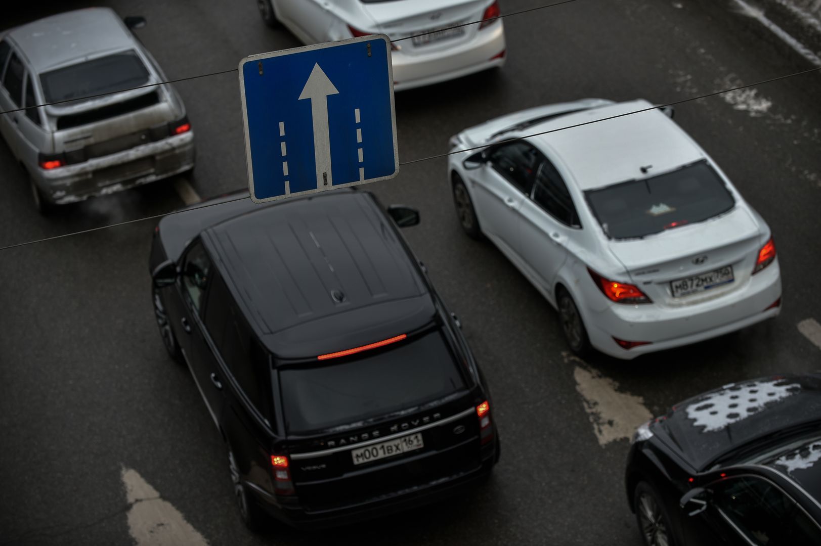 Автомобильные пробки на дорогах.