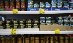 Полки с консервами в супермаркете «Пятерочка» в 2015 году.