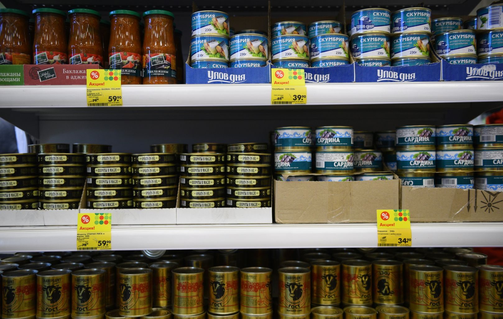Полки с консервами в супермаркете «Пятерочка» в 2015 году.