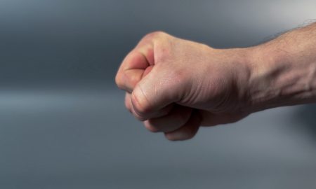 Мужчина сжал ладонь в кулак