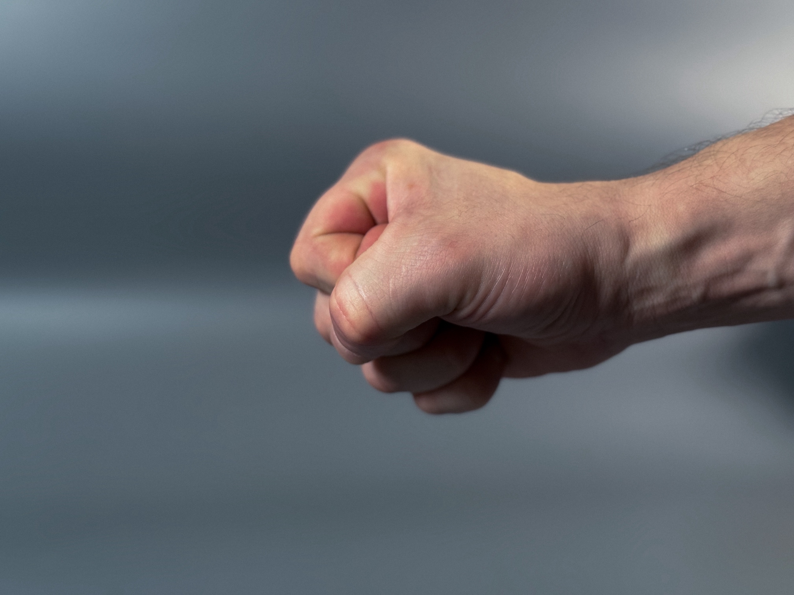 Мужчина сжал ладонь в кулак
