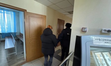 Арестованную ведут по коридору