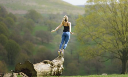 Девушка стоит на краю