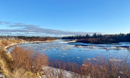 Лед тает на реке