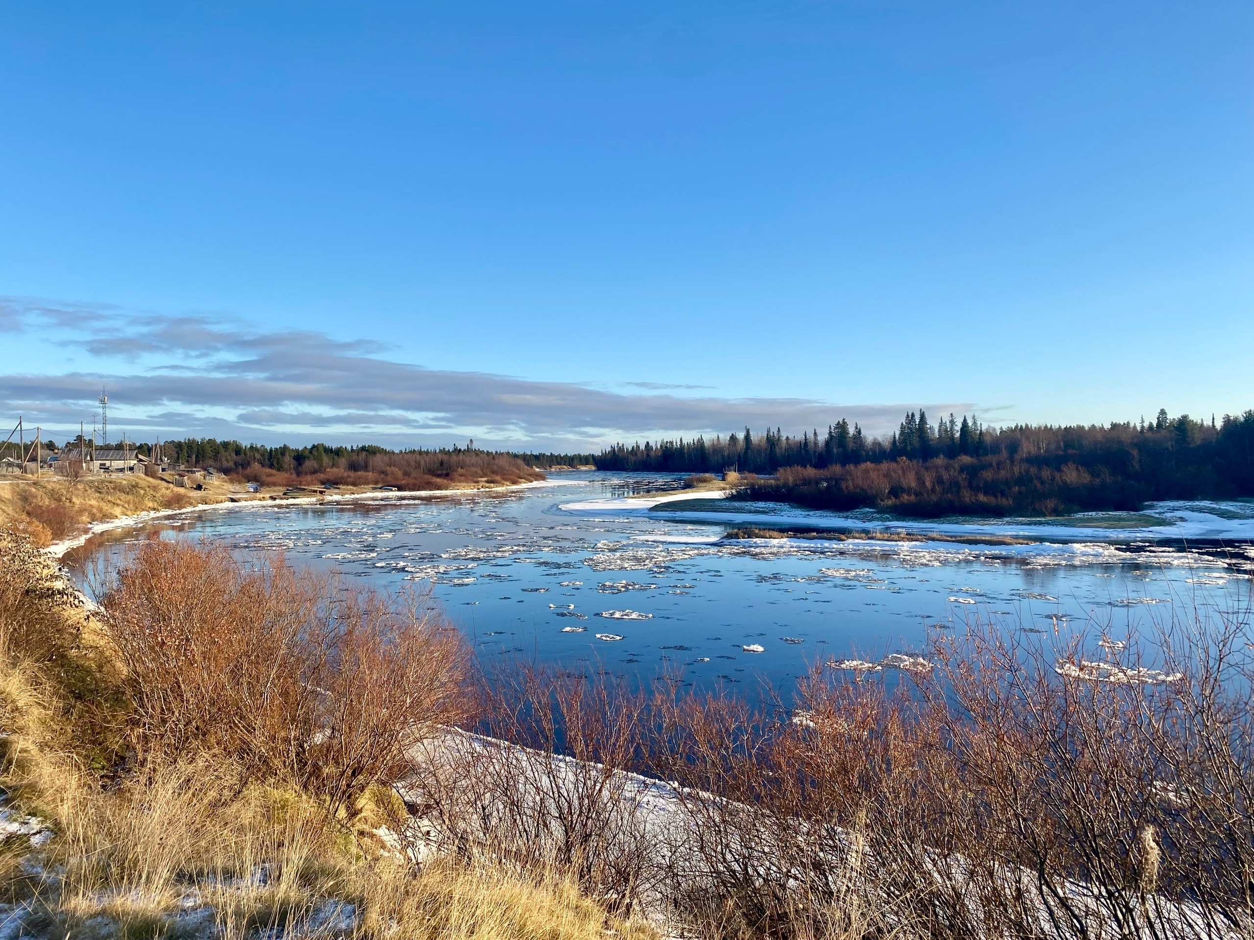 Лед тает на реке