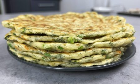 На тарелке лепешки