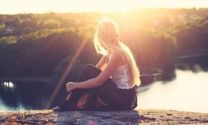 Сидит девушка