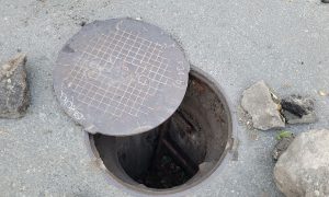 Открытый канализационный люк